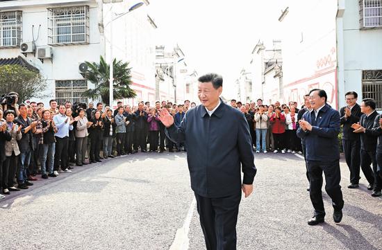 President Xi Jinping interacts with residents of Siyi village in Xianning on Tuesday during an inspection tour to Central China's Hubei province. Xi inspected the cities of Xiaogan, Xianning and Wuhan in Hubei from Monday to Wednesday. (XIE HUANCHI/XINHUA)