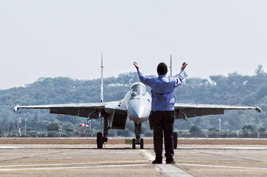 A J-15T, a new variant of the J-15 carrier-borne fighter jet, arrives at the Zhuhai Jinwan Airport in Zhuhai, Guangdong province, on Wednesday, making its formal public debut. （Photo by Tao Ran/For China Daily）