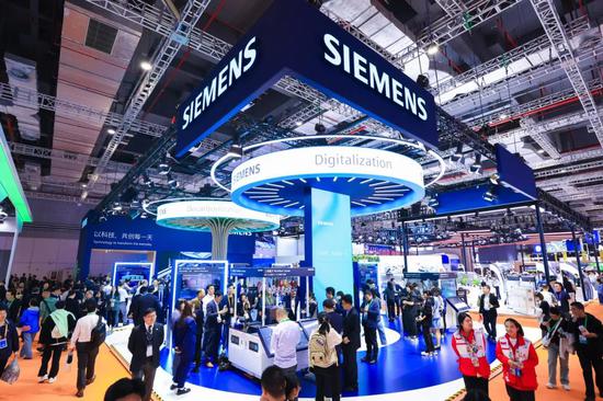 Photo shows the stand of Siemens. (Photo provided by Siemens Mobility)