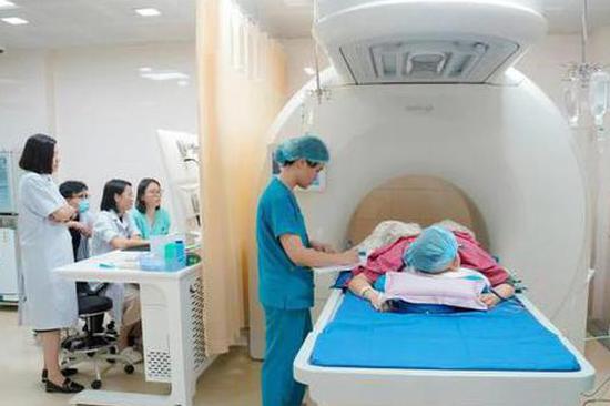 Chinese tumor treatment system used for first non-invasive surgery in Vietnam　