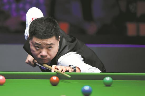 Ding takes cues from home crowd