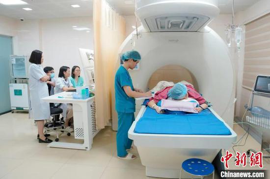 China's original “HIFU” (High-intensity focused ultrasound) tumor treatment system has been used to successfully perform the first nonsurgical treatment for uterine fibroids in Vietnam. (Photo/State Key Laboratory of Ultrasound in Medicine and Engineering) 