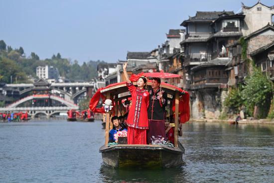 Group wedding ceremony held at Fenghuang ancient town in Hunan