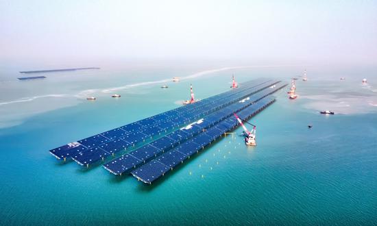 The initial power units of China’s first 1-gigawatt offshore photovoltaic project have been connected to the State Grid. 