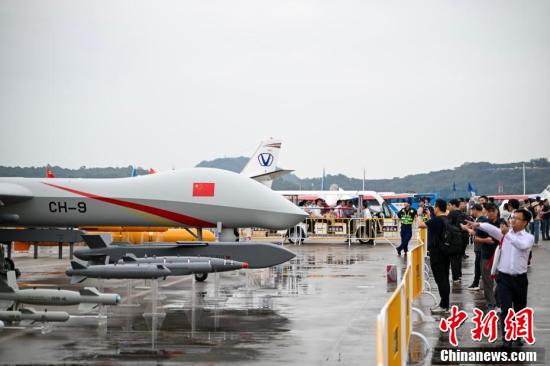 A CH-9 combat drone attracts visitors at the ongoing 15th China International Aviation and Aerospace Exhibition (Airshow China) in Zhuhai, Guangdong province, on Wednesday. （Photo by Chen Jimin/China News Service）