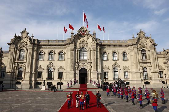 Xi attends welcome ceremony hosted by Peruvian President Boluarte