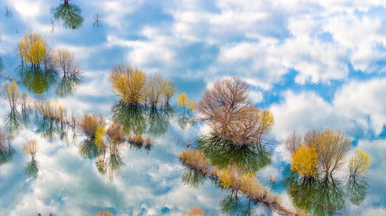 Mirror-like Hasuhai Lake in Inner Mongolia