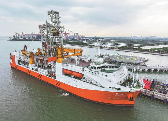 Domestic drilling ship put into service