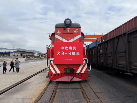 A freight train loaded with 110 standard containers — carrying daily necessities, auto parts, machinery equipment and other export goods — departed from Yiwu in eastern China's Zhejiang province, headed for Madrid, Spain, on Monday. This year marks the 10th anniversary of the route. (Photo provided to chinadaily.com.cn)