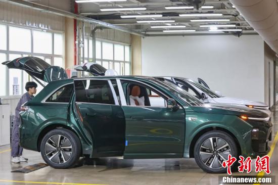 Photo taken on in Jiangsu Province shows the production workshop of electric vehicles in Jiangsu Province. (Photo: China News Service/Yang Bo)