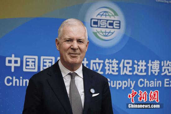 John W.H. Denton, Secretary-General of the International Chamber of Commerce, at the Second China International Supply Chain Expo. (Photo: China News Service/Chen Tianhao)