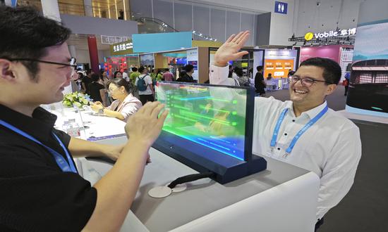 Foreign and Chinese attendees interact via an AI translation screen at the third Global Digital Trade Expo in Hangzhou, East China's Zhejiang Province on September 26, 2024. (Photo: Yin Yeping/GT)