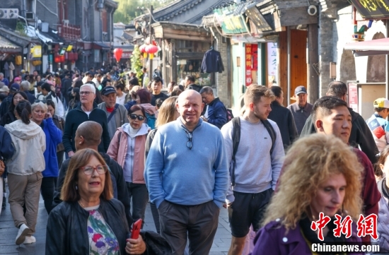 Foreign tourists visit Beijing. (Photo: China News Service/Jia Tianyong)