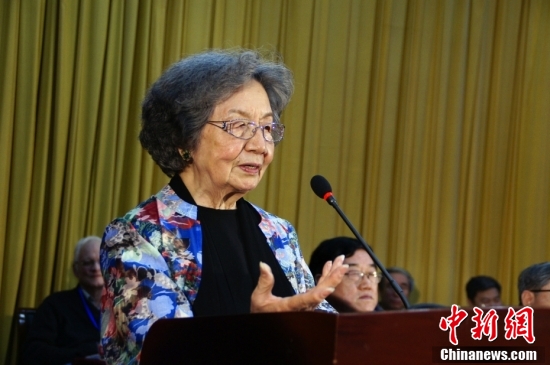 Chinese classical poetry doyenne Ye Jiaying speaks on her birthday in 2014. (Photo: China News Service/Zhang Daozheng)