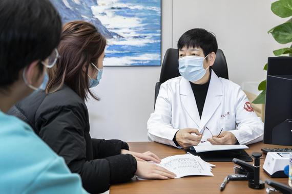 Huang Hefeng, an academician of the Chinese Academy of Sciences, sees patients at the Women's Hospital School of Medicine at Zhejiang University (Woman Hospital). (Photo/Woman Hospital)