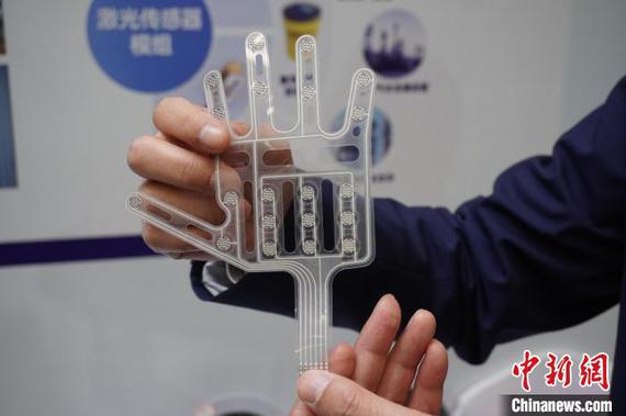 A pressure sensor is displayed at the 2024 Sensors Summit in Henan Province on Dec. 1. (Photo:China News Service/Han Zhangyun)