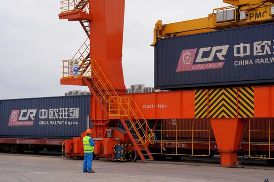 Freight train becomes key link between China, Europe