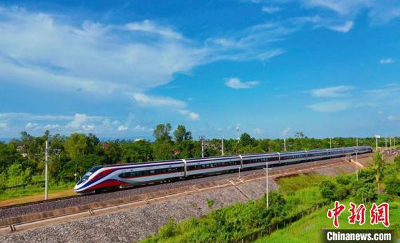 A high-speed train travels on the Laos section of the China-Laos Railway on Dec. 1. (Photo/Yang Yongquan)