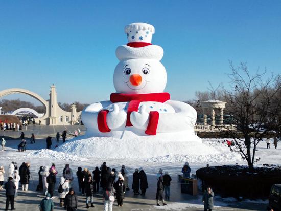 Iconic giant snowman welcomes visitors in Harbin