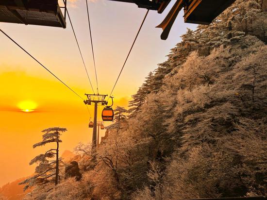 Breathtaking rime-covered Huangshan Mountain in Anhui