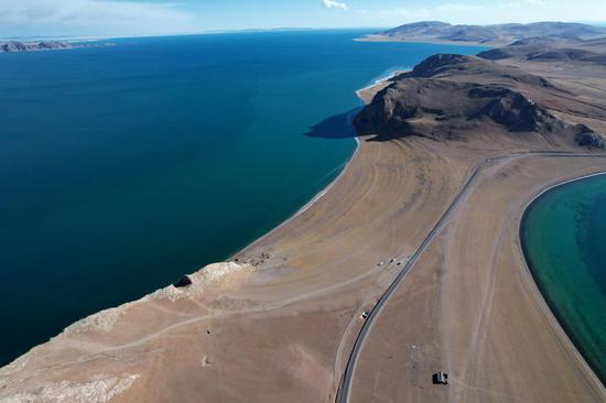 Scenery of Xizang's largest lake in winter