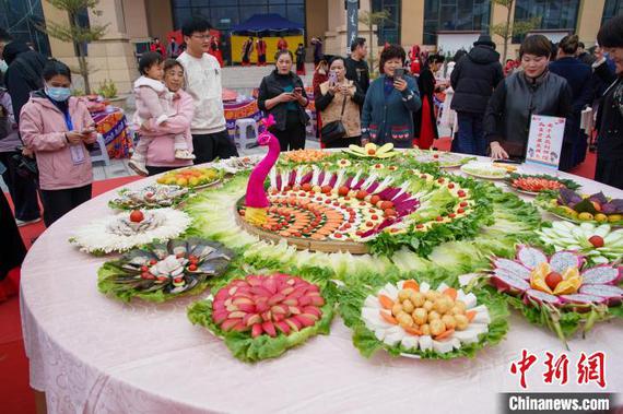 Picture shows the ASEAN special fruit banquet. (Photo: China News Network/Chen Guanyan)