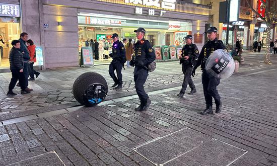 Amphibious spherical robot patrols the streets with police officers from Lucheng district, Wenzhou, East China's Zhejiang Province. (Photo/Courtesy of Lucheng district public security bureau)