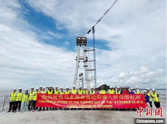 Malaysia caps main tower of Chinese-built bridge 