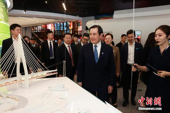 Ma Ying-jeou visits visits the Chongqing Urban Planning Exhibition Hall in Southwest China's Chongqing on April 3, 2023.  (File photo: China News Service)