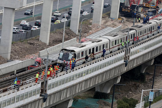 Fallen tower crane arm obstructs Shanghai Metro train