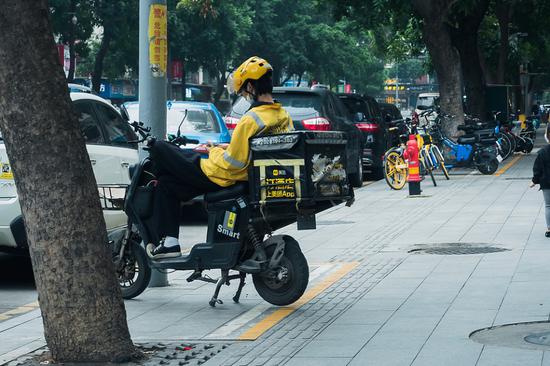 Guangzhou's delivery bikes to get special license plates