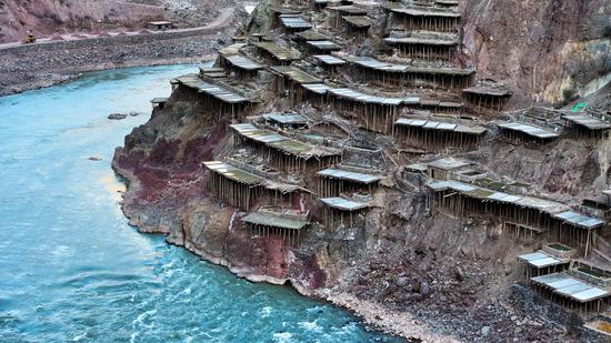 Salt pans on 'roof of the world' well-preserved in Xizang