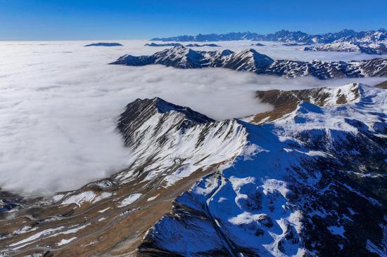 Cloud-shrouded Jiajin Mountain in Sichuan