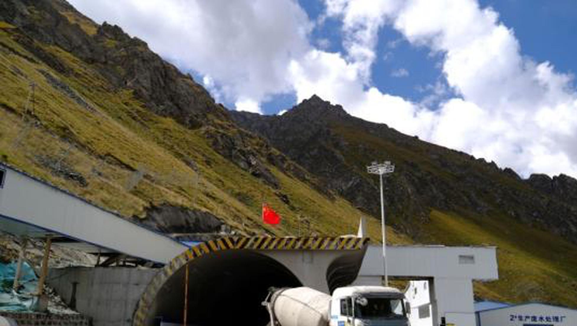 World's longest expressway tunnel in Xinjiang to be drilled through 