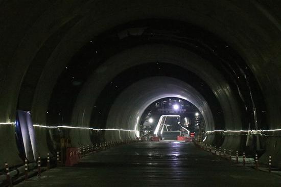 Xinjiang completes world's longest expressway tunnel