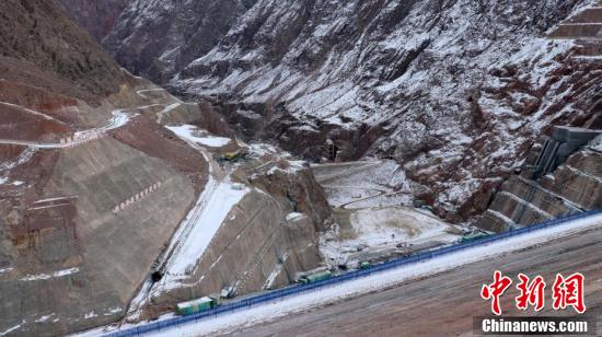 Dashixia dam project capped in Xinjiang