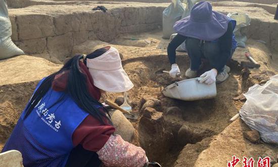 Staff members work on excavation at the Niuluchong site in Gucheng village, Guilin, South China's Guangxi Zhuang Autonomous Region. (Photo/China News Service)