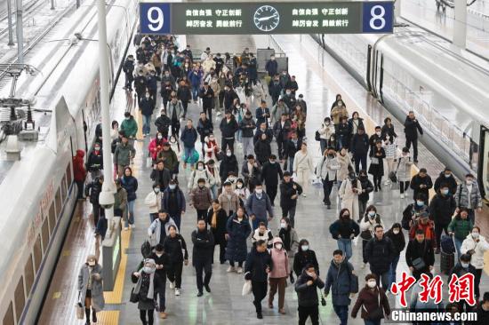 Photo shows the Shanghai Railway Station, March 5, 2024. (Photo: China News Service/Yin Liqin)