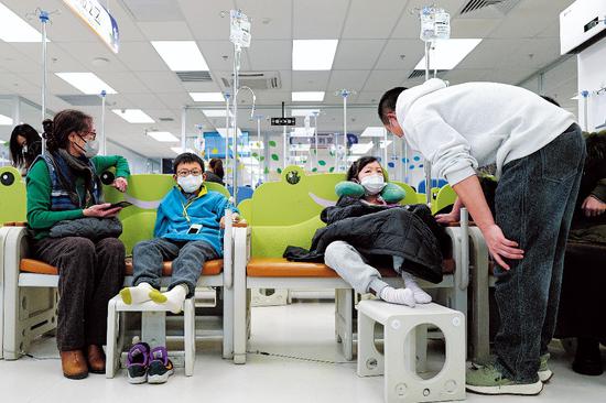 Children receive intravenous treatment at Beijing Jingdu Children's Hospital in the city's Changping district on Monday. (WEI XIAOHAO/CHINA DAILY)