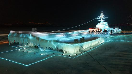 Ice sculpture replicates CNS Liaoning aircraft carrier