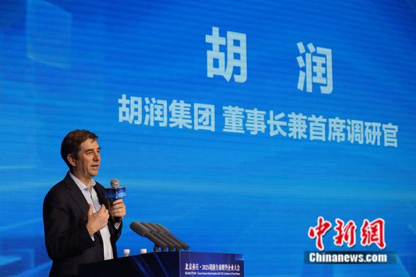 Rupert Hoogewerf, Hurun Report Chairman and Chief Researcher, delivered a speech in Beijing today. (Photo: China News Network/Chen Tianhao)