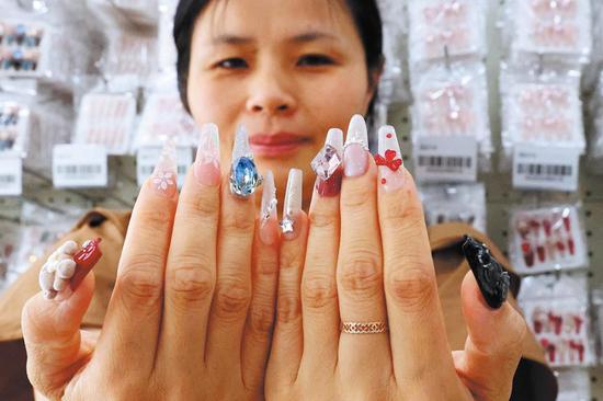 Exports of Donghai's press-on nails take off