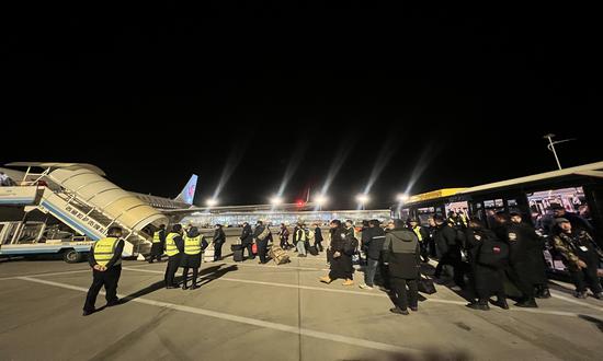 Chinese airlines scramble to fly medics and essential supplies to earthquake-stricken area in Xizang 