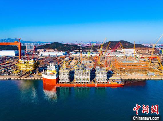 The topside modules of the P79 FPSO project are being loaded onto the ship on Jan. 7, 2025. (Photo: China News Network/Shao Ran)