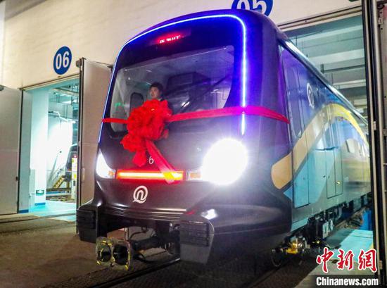 Metro train using carbon fiber material makes debut