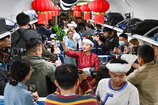 Spring Festival celebrated on cross-border train