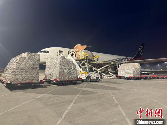 A cargo plane loaded with goods prepares to fly from Ezhou Huahu International Airport to Norway on Jan. 14. (Photo: China News Network/Wang Xingyu)