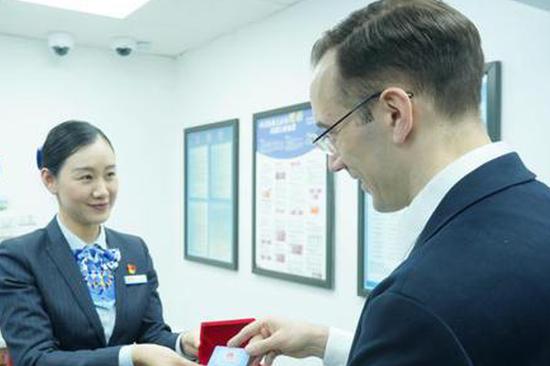 Guangdong Province releases first integrated card for foreign work permit, social security