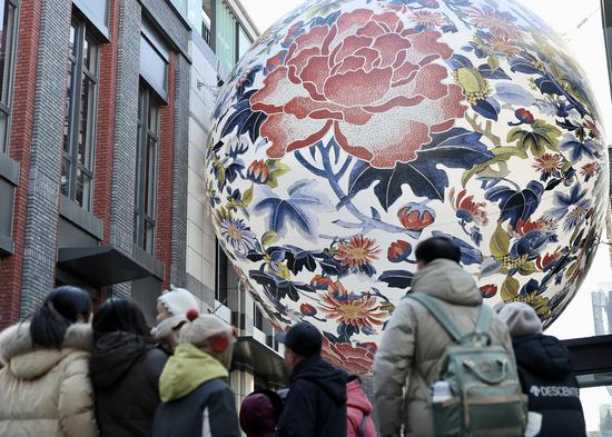 Giant lantern painted with peony flowers adds festive atmosphere to Beijing