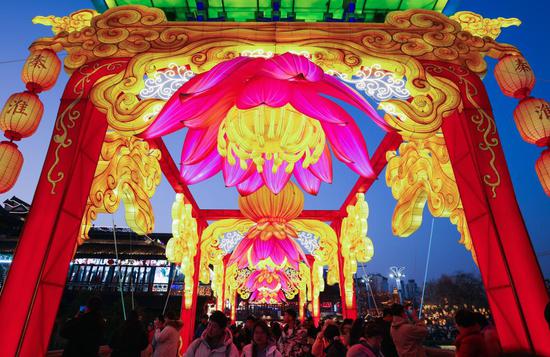 Stunning lanterns greet Spring Festival in Nanjing